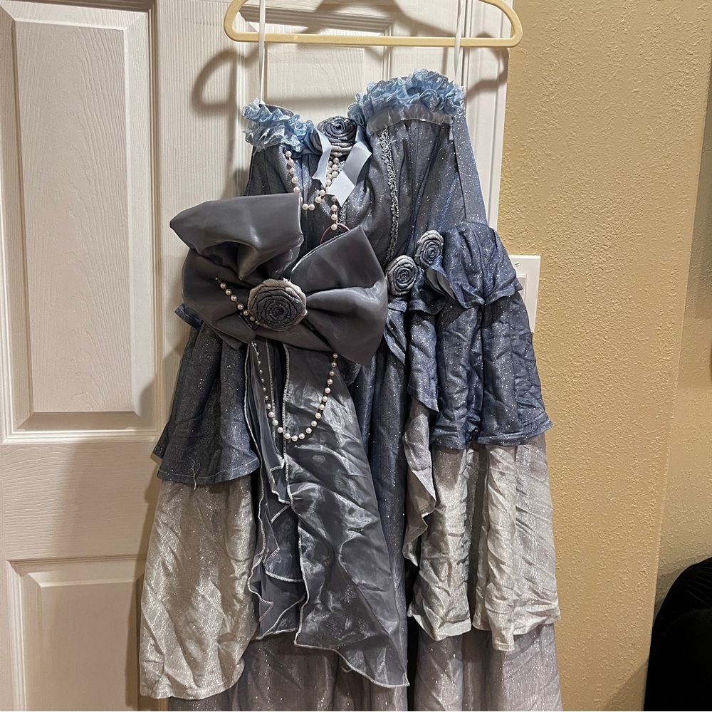 Elegant Blue Gown with Floral Accents - Picture 4 of 10